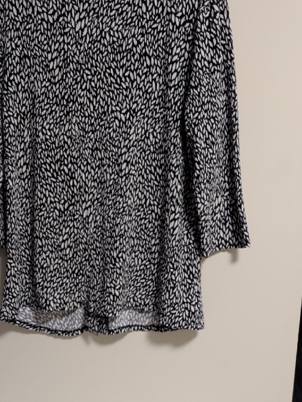 Kim & Cami. Black and White Patterned Button-Front Blouse - Picture 5 of 7